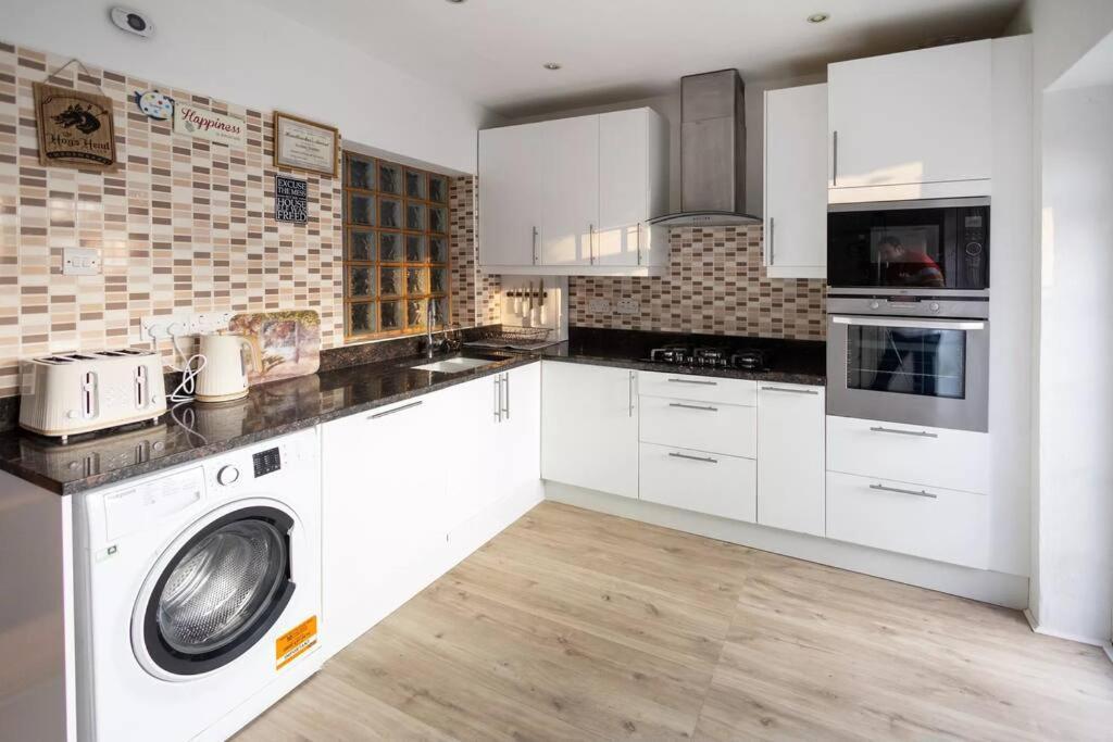 Hogwarts Hideaway Themed Property Watford  Ngoại thất bức ảnh