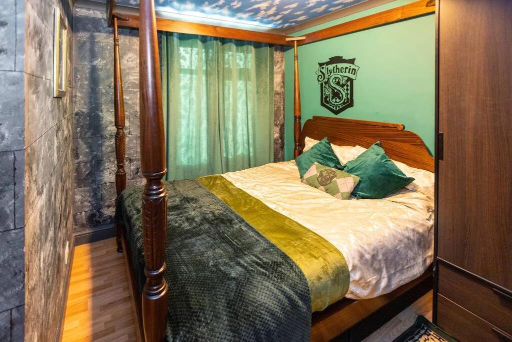 Hogwarts Hideaway Themed Property Watford  Ngoại thất bức ảnh