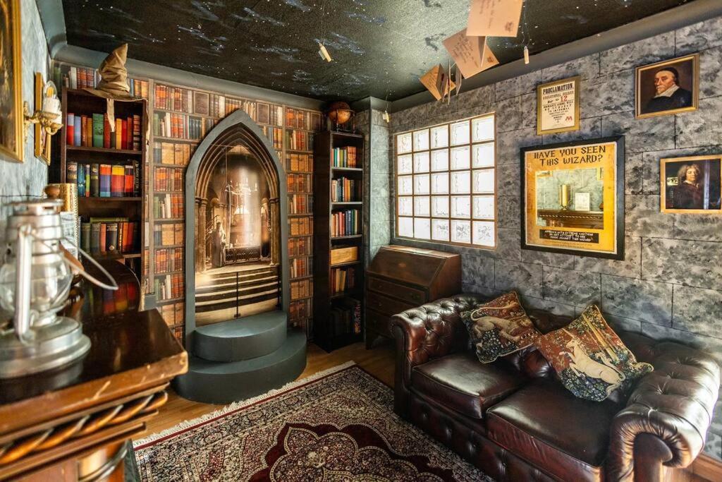 Hogwarts Hideaway Themed Property Watford  Ngoại thất bức ảnh