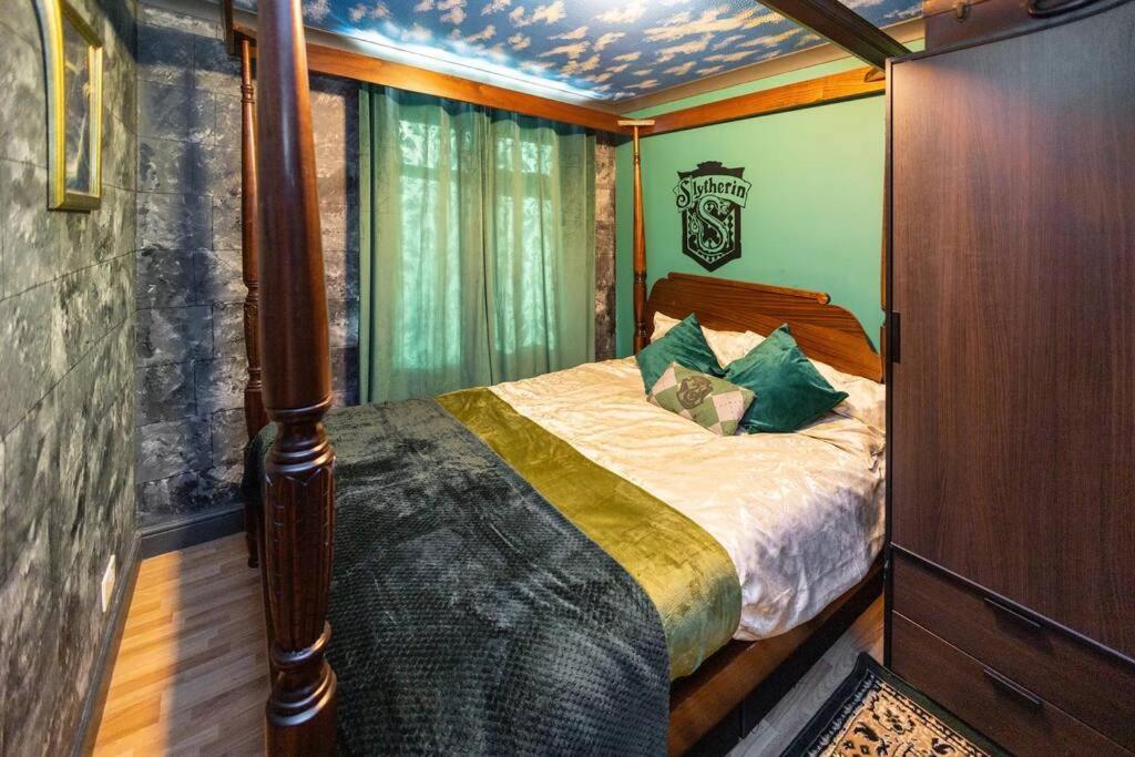 Hogwarts Hideaway Themed Property Watford  Ngoại thất bức ảnh