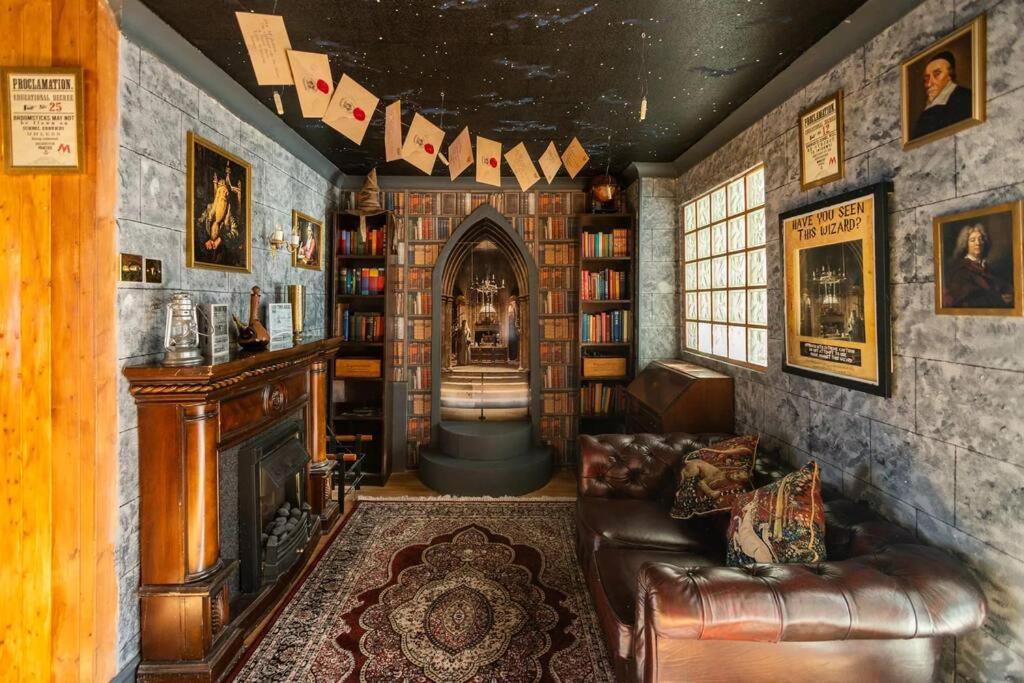 Hogwarts Hideaway Themed Property Watford  Ngoại thất bức ảnh