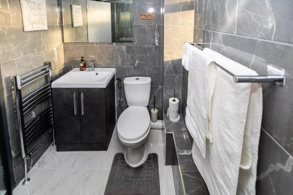 Hogwarts Hideaway Themed Property Watford  Ngoại thất bức ảnh